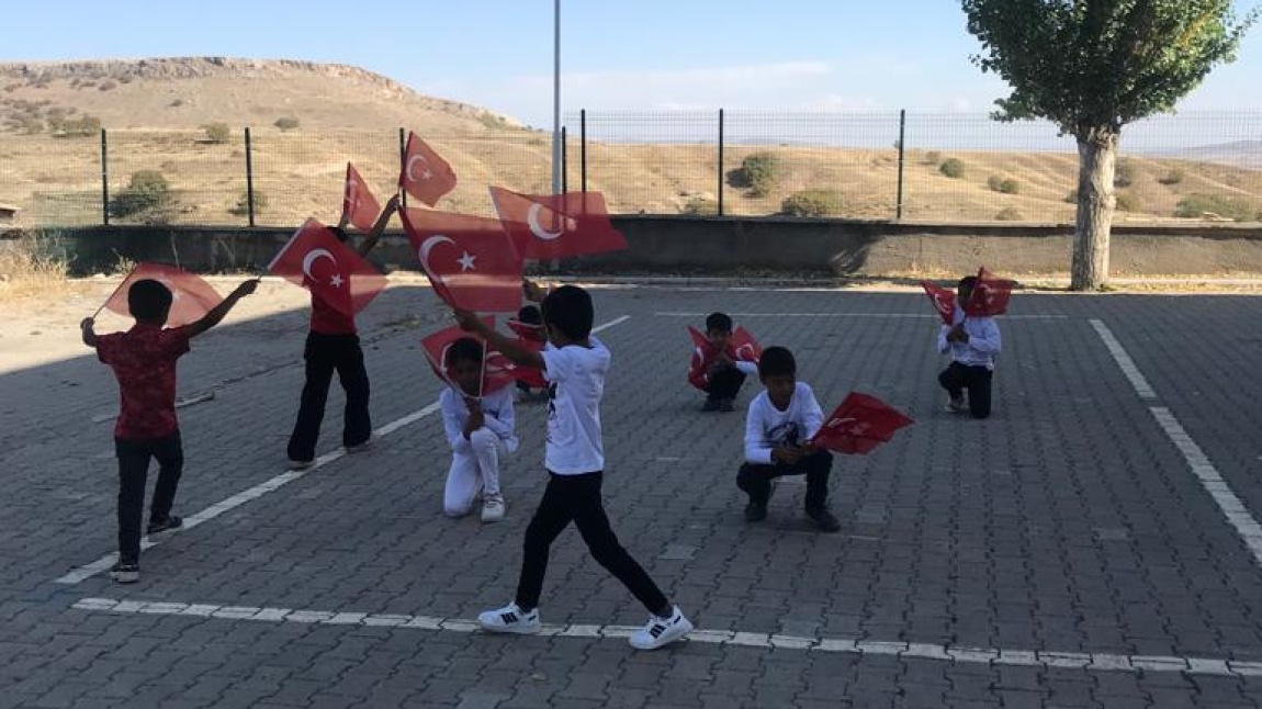 3-4. Sınıf Öğrencilerimizin Atatürk ve Özgürlük adlı kareografileri